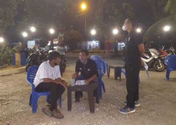 Satpol PP Padang berikan surat imbauan bagi 42 PKL di Kawasan Muaro Lasak. (Dok. Humas Satpol PP Padang)