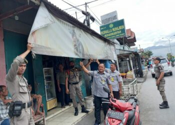 Badan Pendapatan Daerah (Bapenda) menggandeng Satpol PP Kota Padang melakukan penertiban iklan-iklan yang tidak membayar pajak di berbagai lokasi di Kota Padang, Selasa (12/07/2022)