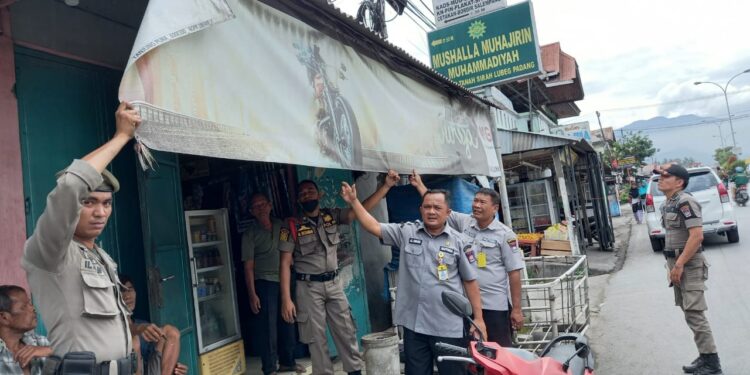 Badan Pendapatan Daerah (Bapenda) menggandeng Satpol PP Kota Padang melakukan penertiban iklan-iklan yang tidak membayar pajak di berbagai lokasi di Kota Padang, Selasa (12/07/2022)