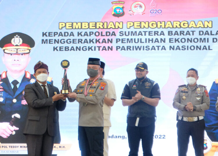 Kapolda Sumbar Irjen Pol Teddy Minahasa meraih rekor pemrakarsa dari Lembaga Prestasi Indonesia Dunia (LEPRID), dalam Rangka Hari Bhayangkara Ke-76.