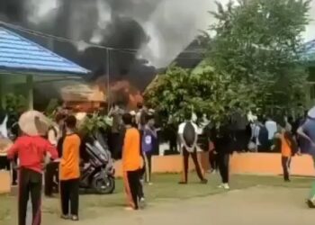 Kebakaran terjadi di SMKN 2 Lubuk Basung, kerugian ditaksir lebih Rp3 Miliar. (Foto: Tangkapan Layar Instagram Damkar Agam)