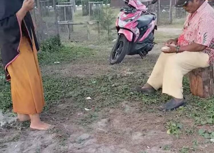 Tangkapan layar - Seorang perempuan jadi korban pungli di Pantai Kata Pariaman. (Sumber: Facebook Prasasti Unyuik)