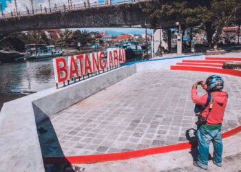 Seorang pengunjung tengah asik berfoto di kawasan Batang Arau, Padang. Kawasan ini saat terus dibenahi oleh Pemko Padang, salah satunya dengan melakukan penataan pemukiman warga, membangun pedestrian serta taman dan tempat pariwisata.