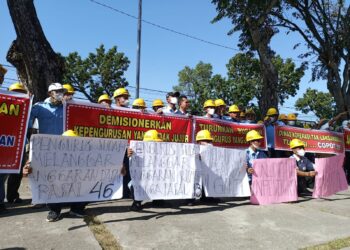 Ratusan buruh dari Koperbam Teluk Bayur melakukan aksi damai di DPRD Kota Padang (fajar/Sumbarkita.id)