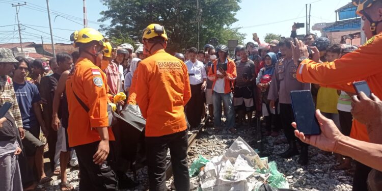 Korban tewas tertabrak kereta api saat dievakuasi tim basarnas Kota Padang, Senin (18/7/2022). (Fajar/Sumbarkita.id)