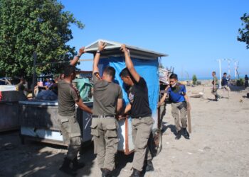 Satuan Polisi Pamong Praja (Satpol PP) Padang menertibkan lapak-lapak Pedangan Kaki Lima (PKL) yang berjualan di kawasan Muaro lasak, Pantai Padang, Senin (18/7/2022).