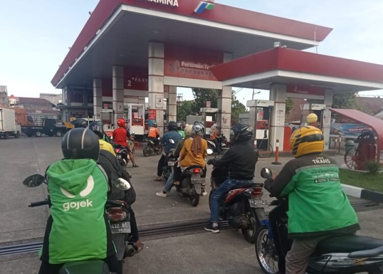 Semenjak kenaikan harga bahan bakar minyak (BBM) non subsidi seperti Pertamax dan Dexlite, berimbas pada peningkatan kosumsi Pertalite di tengah masyarakat kota Padang bbm pertalite.
