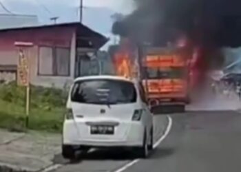 Sebuah Truk Ekpedisi Terbakar di Kayu Tanam