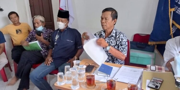 Ketua Dewan Pengawas Koperbam, Imam saat melangsungkan Konferensi Pers, Jumat (22/7/2022). (Angga/Sumbarkita.id)