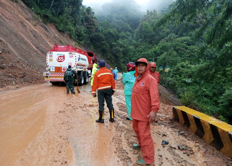 Ruas jalan Sitinjau Lauik atau tepatnya di Panorama 2 yang sempat putus pasca longsor, Senin (25/7/2022) siang sudah mulai bisa dilalui kendaraan.