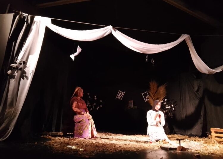 Pementasan teater bertajuk Rampak di Studio Teater SMK Negeri 7 Padang (SumbarKita/Rian)