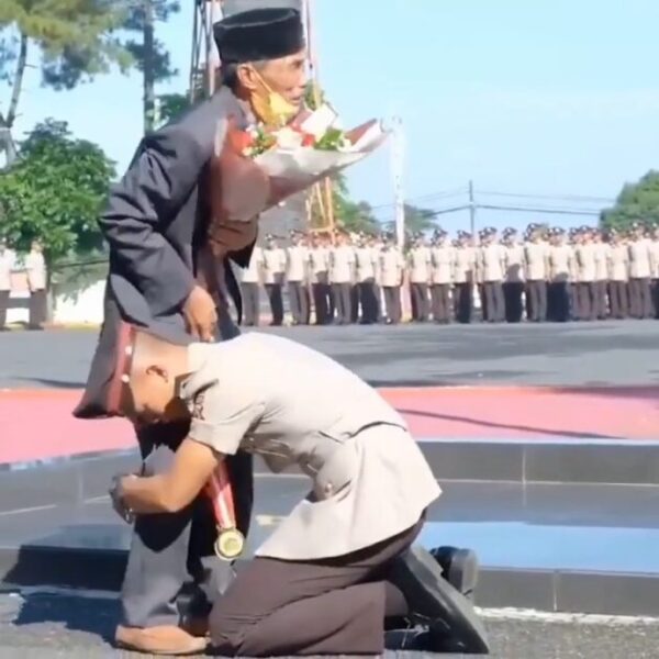 Anak Supir Angkot Jadi Lulusan Polisi Terbaik, Kapolda Ikut Menangis ...