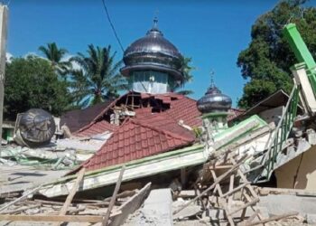 Salah satu bangunan masjid yang roboh terdampak gempa di Pasaman Barat. (Foto: net)