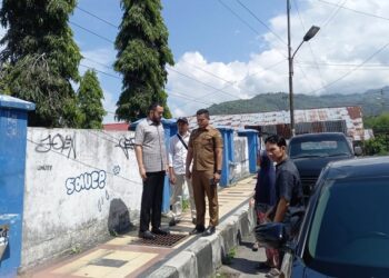 Wlaikota Padang Panjang, Fadli Amran saat melakukan peninjauan ke lokasi Grill Trotoar yang kerap dicuri OTK (ist)