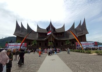 Masyarakat memenuhi kawasan Istano Rajo Basa Pagaruyung, saat pesta rakyat yang digelar Polda Sumbar dalam rangka HUT Bhayangkara Ke-76. (Foto: Fajar/SumbarKita).