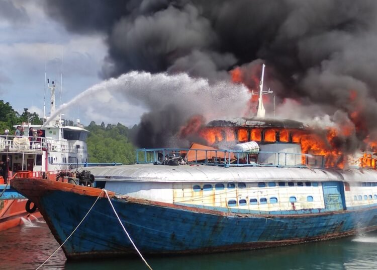 Kapal SAR Mentawai tengah berupaya padamkan api KM Beriloga yang terbakar saat sandar di Dermaga Tuapeijat, Rabu (13/7/2022). (dok)