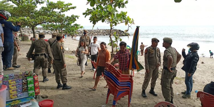 Petugas menertibkan PKL di bibir Pantai   Padang  (fajar)