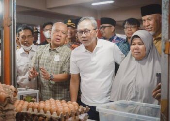 Mendag Zulhas saat berkunjung ke Pasar Raya Padang (Dok. Kemendag)