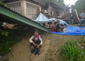 Seorang anak di Pasaman Barat terduduk lesu setelah rumahnya hancur karena gempa (ist)