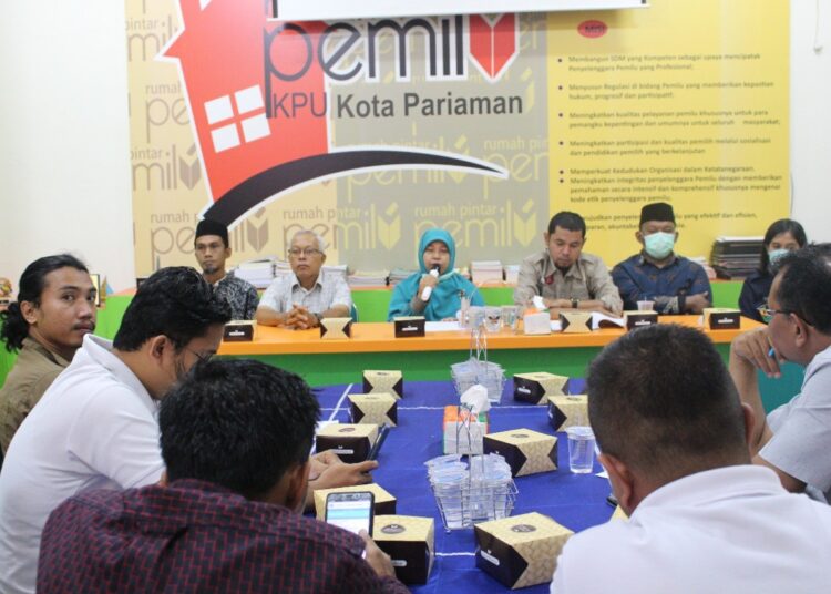 Pihak Komisi Pemilihan Umum (KPU) Kota Pariaman menemukan data yang tidak memenuhi syarat tersebut sebagian banyak pendukung Parpol bekerja sebagai PNS.