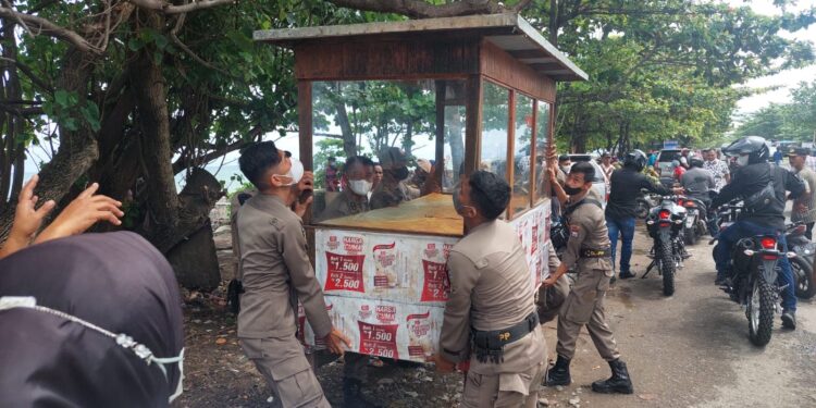 Gerobak PKL di Pantai Padang saat ditertibkan Satpol PP (ist)