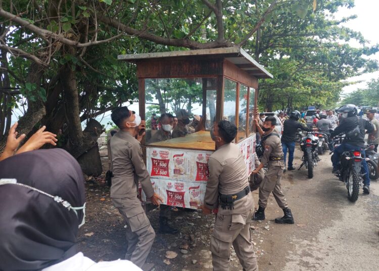 Gerobak PKL di Pantai Padang saat ditertibkan Satpol PP (ist)