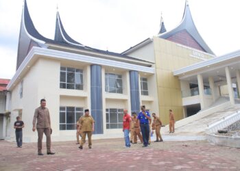 Bupati Pasaman Benny Utama saat mengunjungi Gedung Baru DPRD Pasaman (ist)