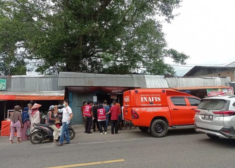 Petugas mendatangi TKP penemuan mayat di Pasar Padang Luar. (Dok. BPC)