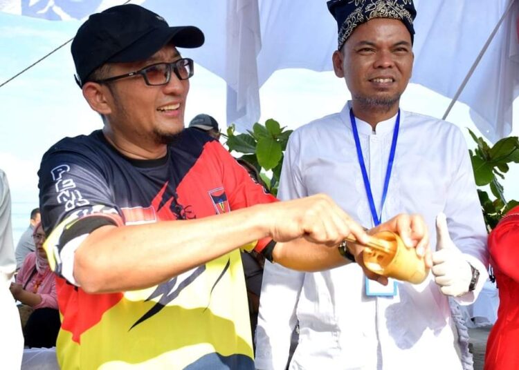 Wali Kota Padang, Hendri Septa tengah mengikuti Lomba pemecahan rekor Muri membuat minuman Teh Talua (Foto : Mc Padang)