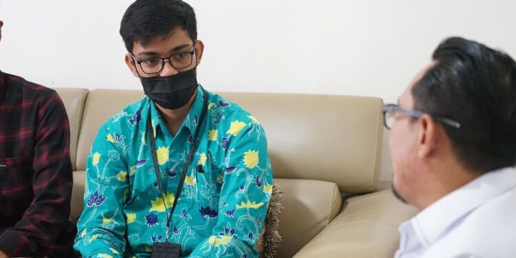 Ahmad (26) putra Nagari Saruaso peraih beasiswa dari Pemerintah Taiwan saat bertemu Bupati Tanah Datar Eka Putra (IST)