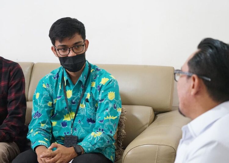 Ahmad (26) putra Nagari Saruaso peraih beasiswa dari Pemerintah Taiwan saat bertemu Bupati Tanah Datar Eka Putra (IST)