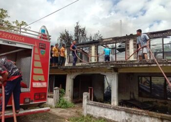 Masyarakat dan petugas damkar bahu membahu memadamkan api yang melahap satu unit rumah warga (Dok. Damkar Pessel)