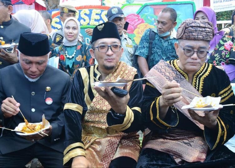 Wali Kota Padang Hendri Septa diapit Gubernur Sumbar Mahyeldi Ansharullah dan Ketua DPRD Padang Syafrial Kani (Dok. Kominfo Padang)