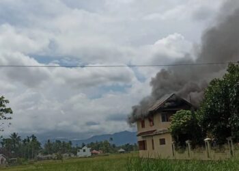 Satu unit rumah bertingkat terbakar Minggu siang (Dok. Damkar Bukittinggi)