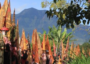 Arak-arakan 1.000 kain panjang dengan latar belakang Gunung Marapi (Foto: @/talagokamba_festival)