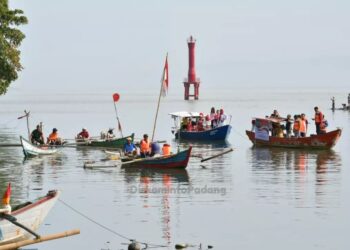 Sejumlah warga laksanakan Upacara HUT Kemerdekaan dari atas sampan di Batang Arau (Foto: IG diskominfokotapadang)