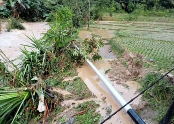 Rumah, sawah, dan berbagai fasilitas lain diterjang banjir bandang di Garabak Datak, Solok. (Foto: FB Merak Tigolurah)