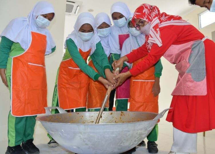 Seartus siswa sd di Padang belajar marandang di sentral randang, Rabu (17/8/2022). (Foto : Charlie)