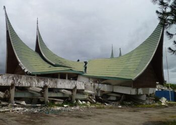 Kota Padang luluh lanta akibat gempa tahun 2009 silam (net)