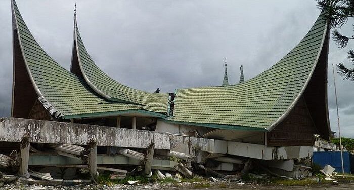 Kota Padang luluh lanta akibat gempa tahun 2009 silam (net)