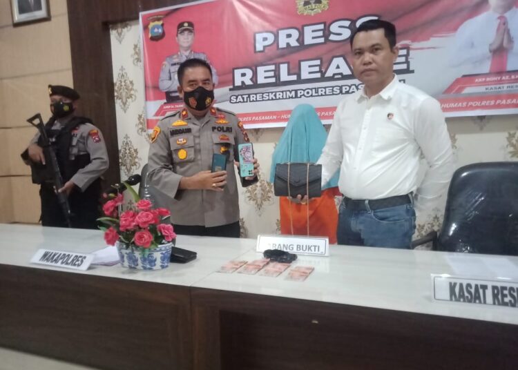 Wakapolres Pasaman Kompol Muddasir bersama Kasat Reskrim Polres Pasaman AKP Roni AZ, memperlihatkan barang bukti dugaan kasus Pemerasan, di Aula Rupatama Polres Pasaman,  Senin (01/08/2022). (Humas Polres Pasaman)