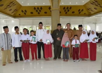 Badan Amil Zakat Nasional (Baznas) Kabupaten Padang Pariaman menyalurkan beasiswa pendidikan sebesar Rp1,56 miliar kepada 3.740 orang siswa