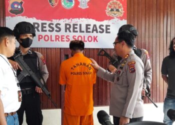 Sempat berhasil kabur dari sergapan petugas dan berusaha membuang barang bukti, ADV (28) akhirnya tak berkutik saat ditangkap polisi Satresnarkoba Polres Solok