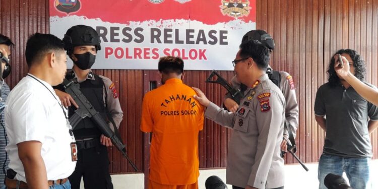 Sempat berhasil kabur dari sergapan petugas dan berusaha membuang barang bukti, ADV (28) akhirnya tak berkutik saat ditangkap polisi Satresnarkoba Polres Solok