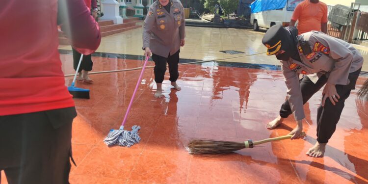 Puluhan Polwan Polda Sumbar menggelar bakti sosial membersihkan sejumlah rumah ibadah di Bukittinggi