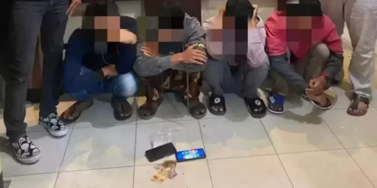 Empat orang pemuda terpaksa diamankan Polsek IV Koto, Agam, Jumat (26/8) saat tengah asik bermain game Ludo King dari handphone di sebuah kedai