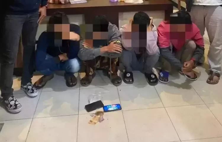Empat orang pemuda terpaksa diamankan Polsek IV Koto, Agam, Jumat (26/8) saat tengah asik bermain game Ludo King dari handphone di sebuah kedai