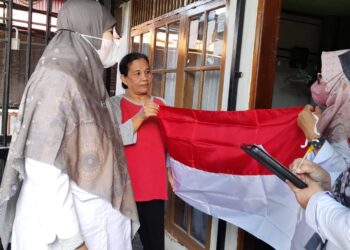 Puskesmas Andalas bagikan bendera gratis ke warga sekitar