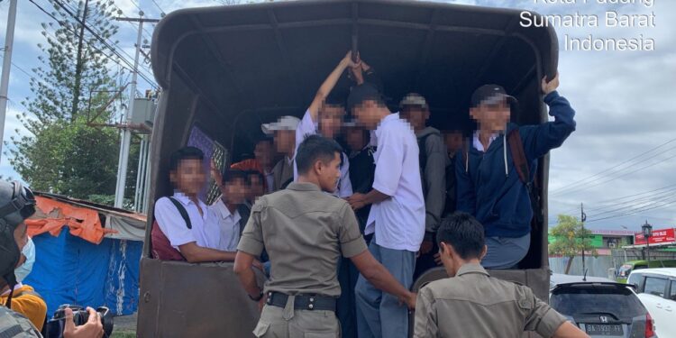 Untuk mencegah terjadinya tawuran Satpol PP Padang dikerahkan untuk mengantarkan pelajar SMKN 5 untuk kembali kerumah masing-masing.