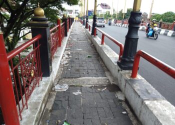 Wajah trotoar Jembatan Siti Nurbaya dipenuhi sampah (SumbarKita/Rian)